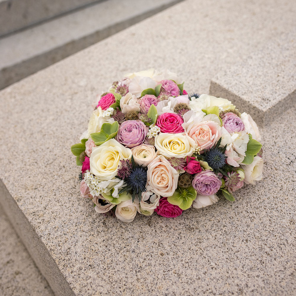 Composition florale coeur - Epitaphe Deuil - Compositions florales sur mesure sépulture - Le mans