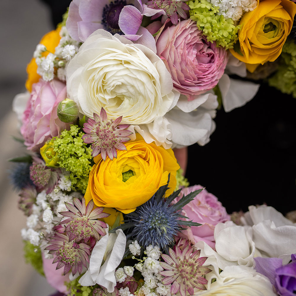 Composition florale couronne - Epitaphe Deuil - Compositions florales sur mesure sépulture - Le mans