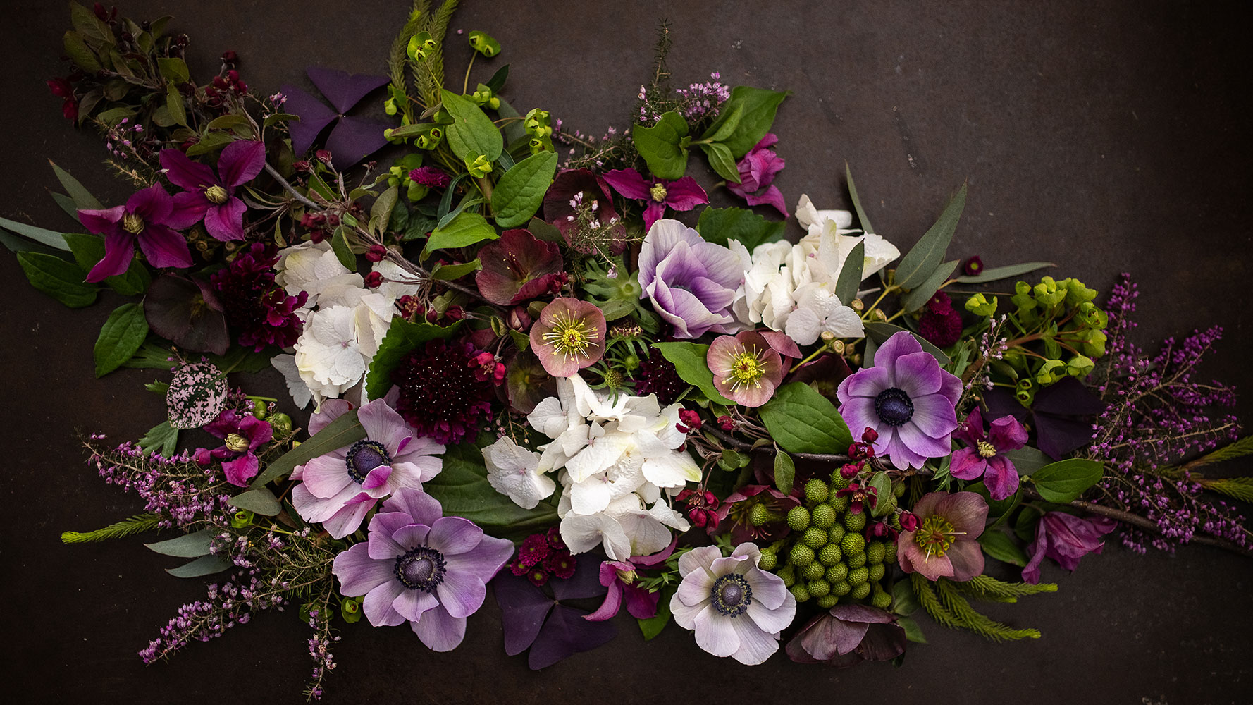 Composition florale dessus de cercueil - Epitaphe Deuil - Compositions florales sur mesure sépulture - Le mans