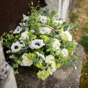 Composition florale panier - Epitaphe Deuil - Compositions florales sur mesure sépulture - Le mans