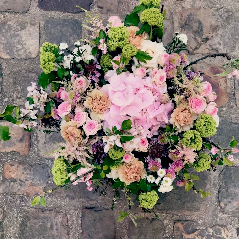 Composition florale panière sepulture - Epitaphe Deuil - Compositions florales sur mesure sépulture - Le mans